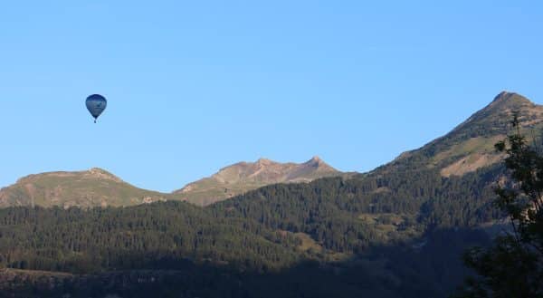 Montgolfière sur le ciel bleu du Champsaur