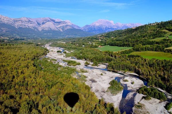 Vol en Montgolfière sur les méandres du Drac, Ombre de la Montgolfière, massif du Dévoluy