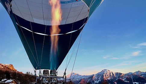 montgolfière dans les alpes