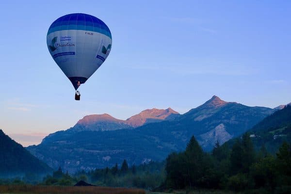 vol matinal montgolfière, lever de soleil sur les sommets