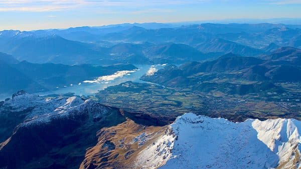 Vue d'altitude sur le lac de Serre-Ponçon durant un vol Prestige Montgolfière