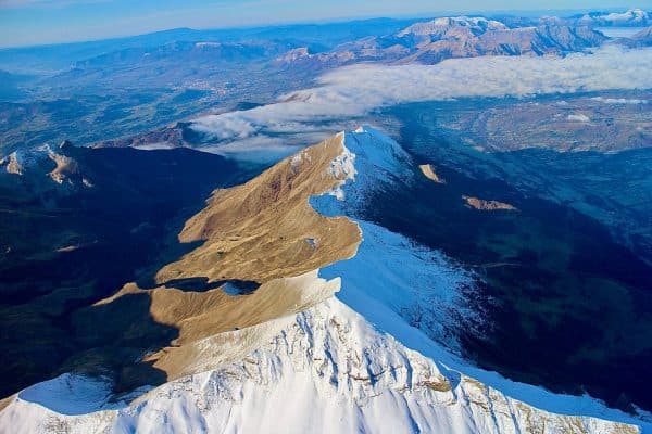 Vol d'altitude en Montgolfière, en montagne, au dessus du Champsaur, Gap, la Provence au fond