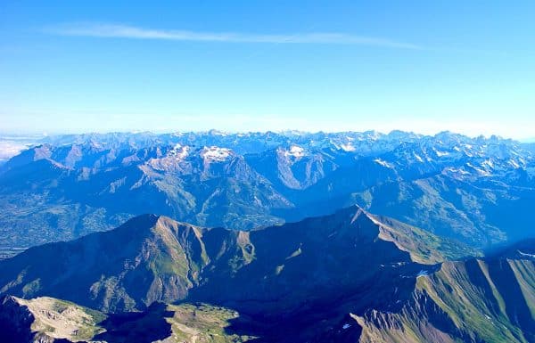 Le Privilège d'une vue panorama d'altitude à bord de la Montgolfière en vol Montagne dans les Ecrins