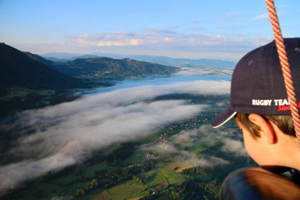 enfant admiratif du vol en Montgolfière