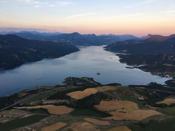 Vol Montgolfière matinal, le lac de Serre-Ponçon vu d'en haut