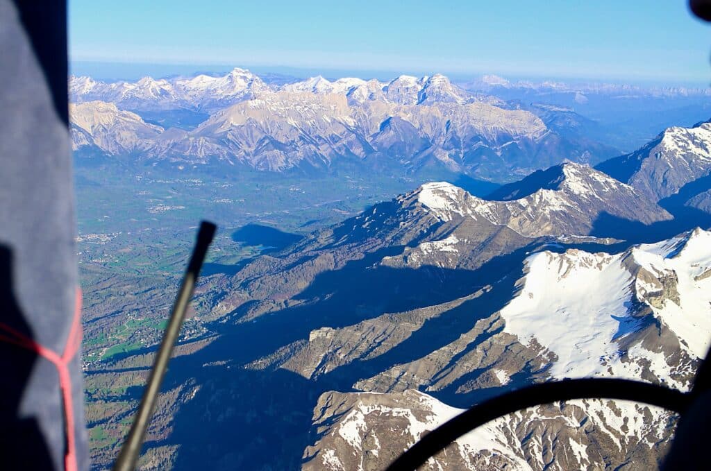 Vue privilégiée en haute altitude sur les plus hauts sommets du Champsaur et Dévoluy à bord de la Montgolfière