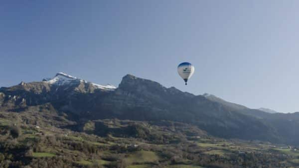 Montgolfière devant le massif des écrins