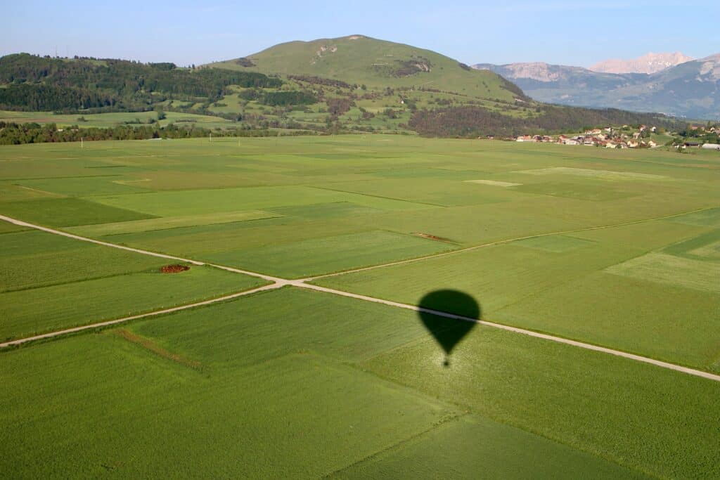 Atterrissage en Montgolfière, Ombre sur les champs verdoyants, Ancelle