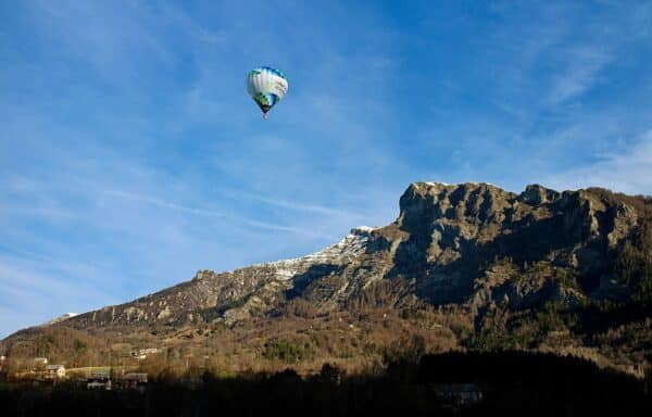 Vol de la Montgolfière Champsaur Valgaudemar devant le Palastre, St Jean St Nicolas