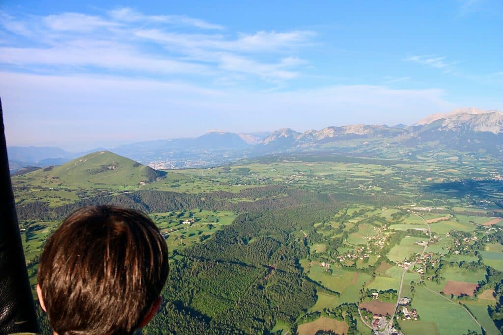 Enfant à bord de la Nacelle admiratif de la vue sur Gap et les environs