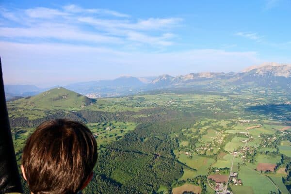 Enfant à bord de la Nacelle admiratif de la vue sur Gap et les environs