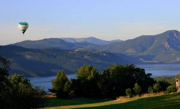 Montgolfière en vol, vue sur le lac de Serre-Ponçon