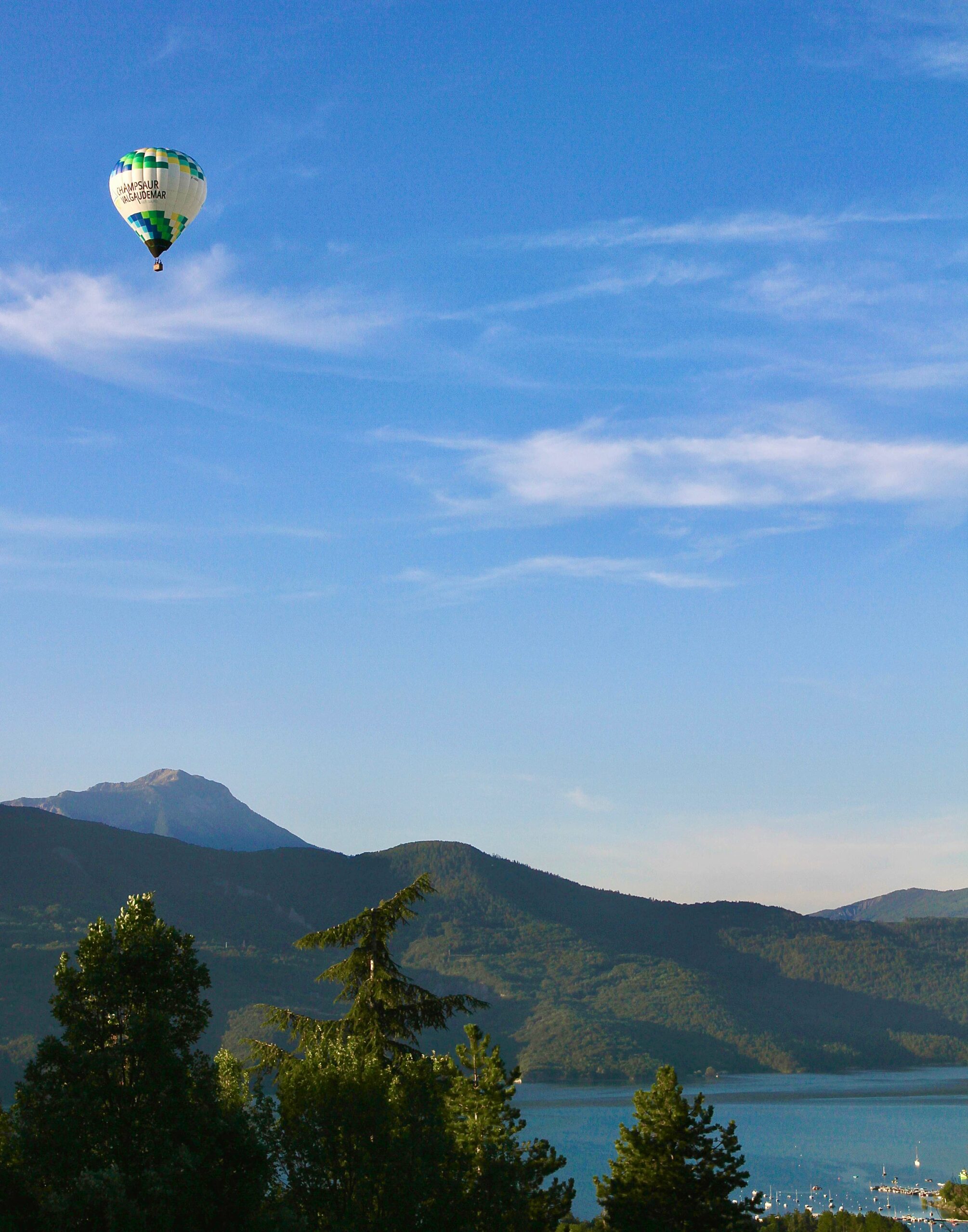 Vol de Montgolfière dans le ciel bleu du Lac de Serre-Ponçon et Montagnes des Alpes du Sud