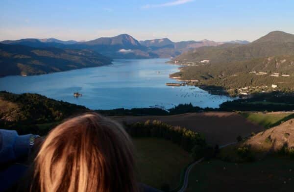 Enfant admiratif de la vue sur le lac de Serre-Ponçon, de la nacelle de la Montgolfière