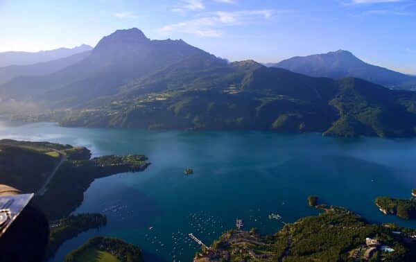 Le bleu intense du lac de Serre-Ponçon, le vol en Montgolfière dans les alpes du sud