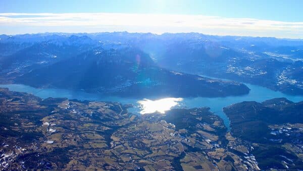 Vue sur toute l'étendue du Lac de Serre-Ponçon, sommets enneigés des alpes du sud et du Mercantour