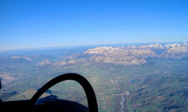 La haute altitude en Montgolfière dans les hautes alpes permet une vue dégagée sur Gap et le massif du Dévoluy