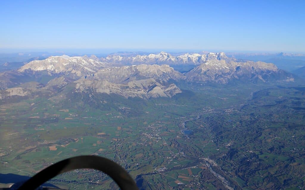 Vol en Montgolfière au dessus de la Région Sud massif alpin au loin