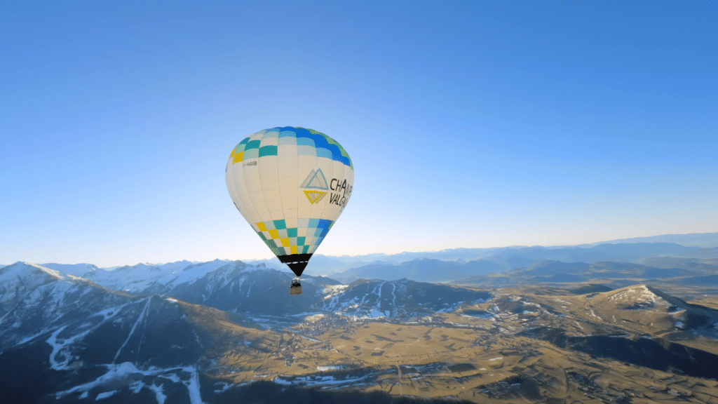 La montgolfière en vol à contre jour avec le soleil